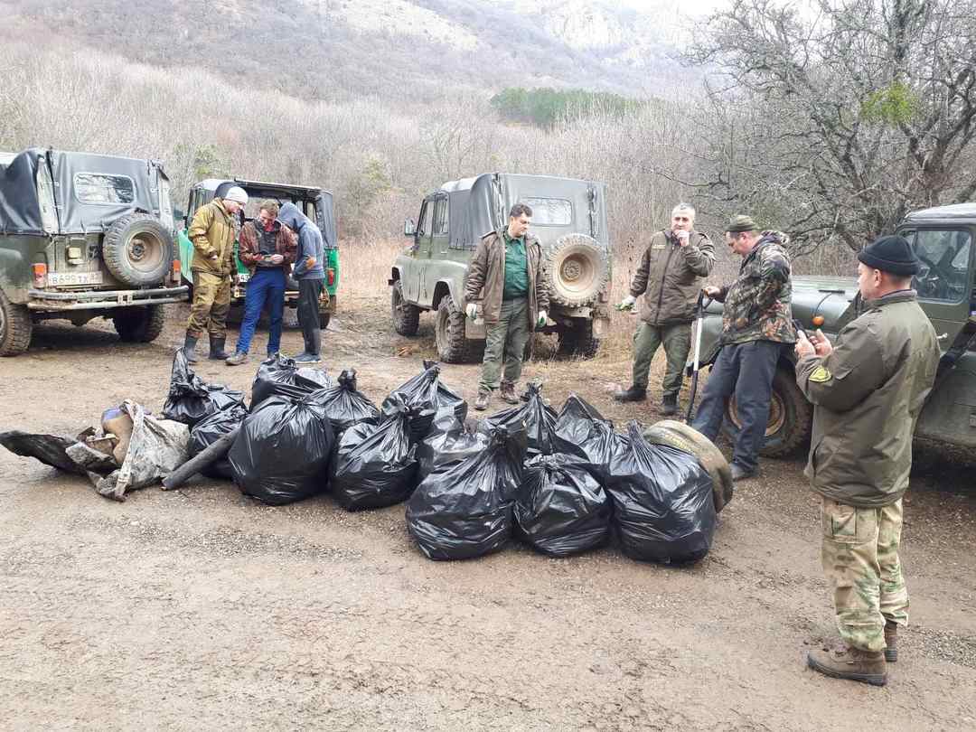 37 кубометров мусора! Сотрудники лесоохотничьих хозяйств Крыма разбираются со свалками в лесах